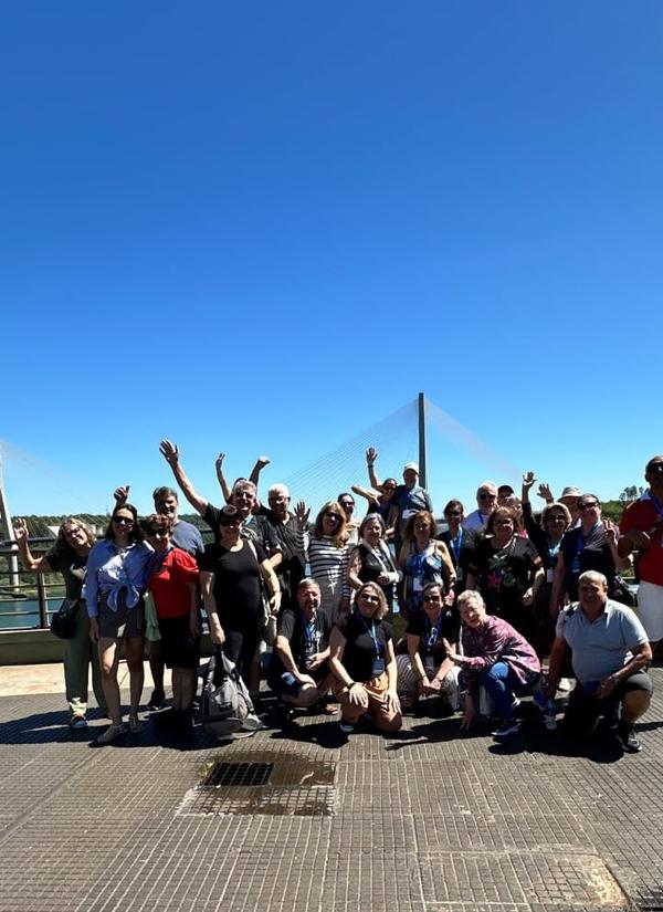 Grupo na ponte estaiada sobre o Rio Parana, em Foz do Iguacu, em outubro de 2025.