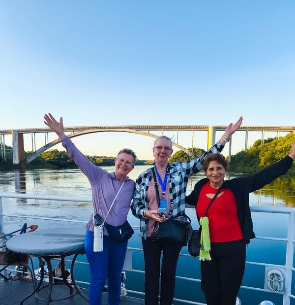 Passeio de barco sob a Ponte da Amizade, em Foz do Iguacu, em outubro de 2025.