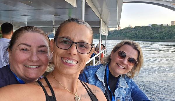 Barco no Rio Parana em Foz do Iguacu, na Caravana Pantanal de outubro de 2025.