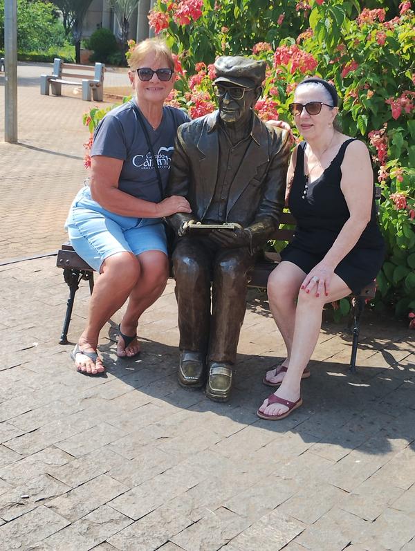 Praça da estátua de Chico Xavier, em Pedro Leopoldo, parada da caravana