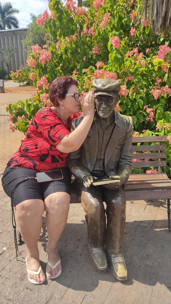 Estátua de Chico Xavier, na praça de Pedro Leopoldo, ponto da caravana