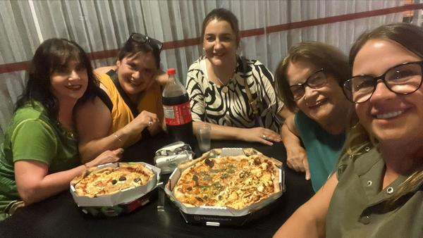 Caravana de abril de 2026 termina o dia com jantar entre viajantes