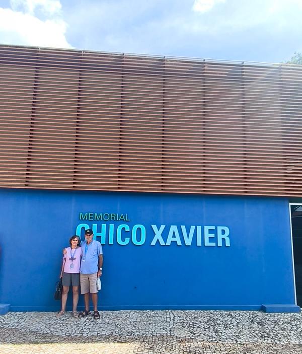 Casal em frente ao Memorial Chico Xavier, em Uberaba, na caravana de abril