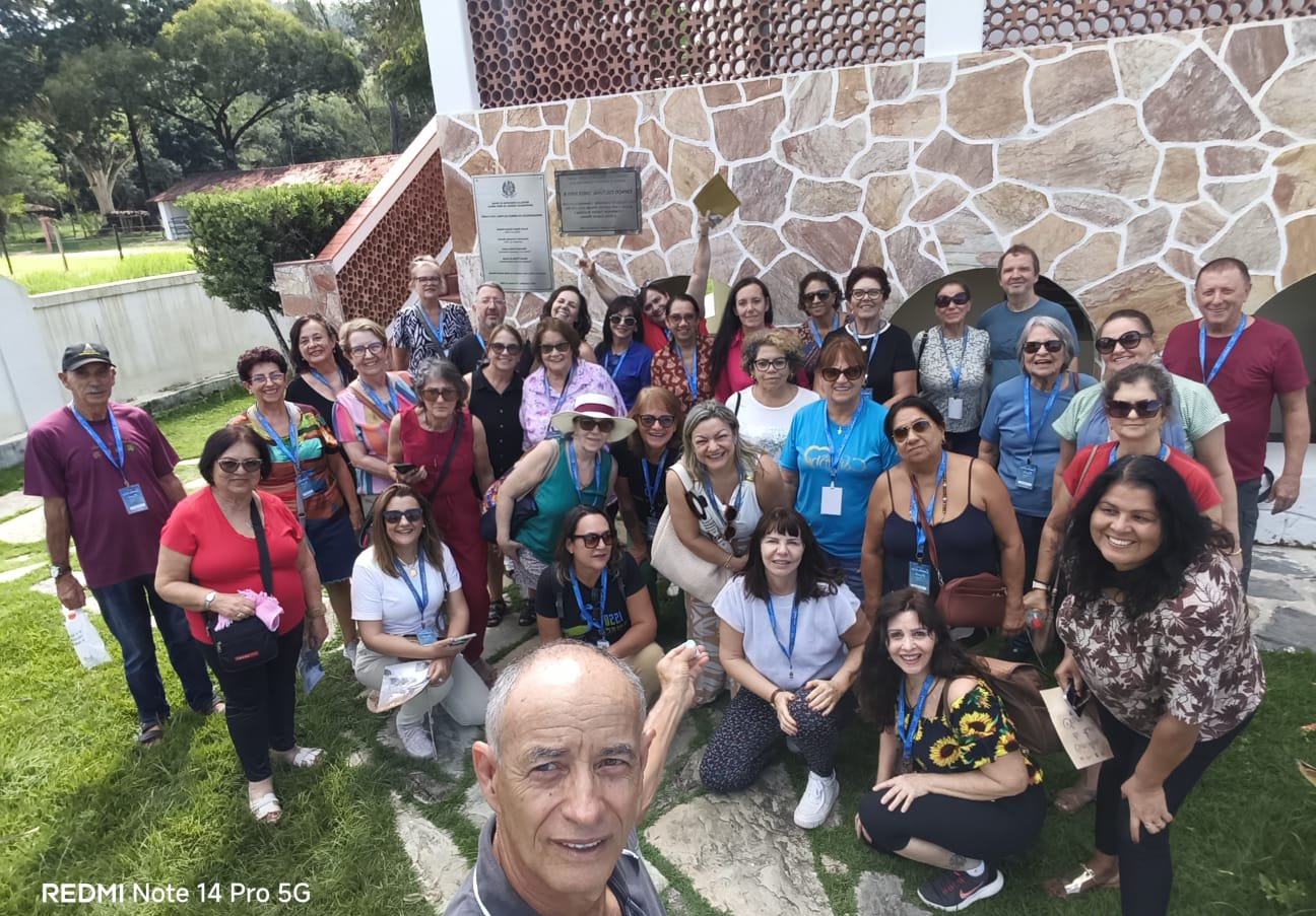 Grupo reunido em frente a casa colonial histórica em Diamantina