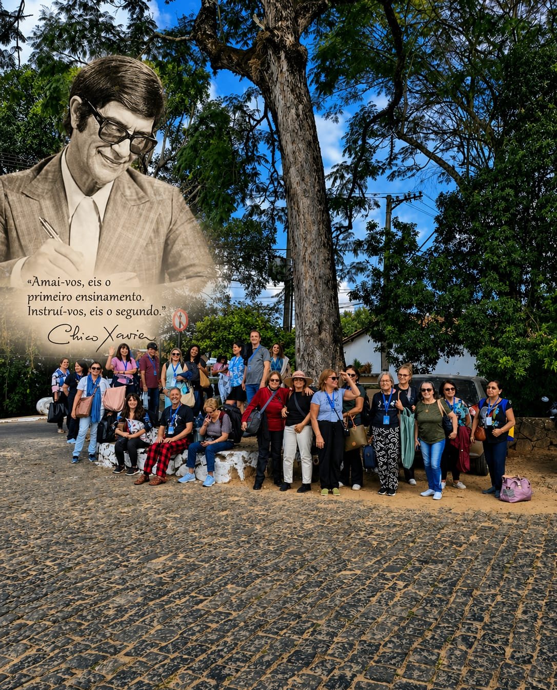 Grupo reunido em frente a monumento histórico em pátio de pousada
