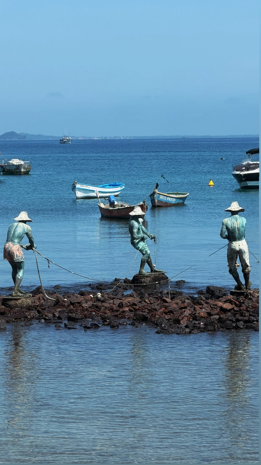Esculturas de pescadores na água
