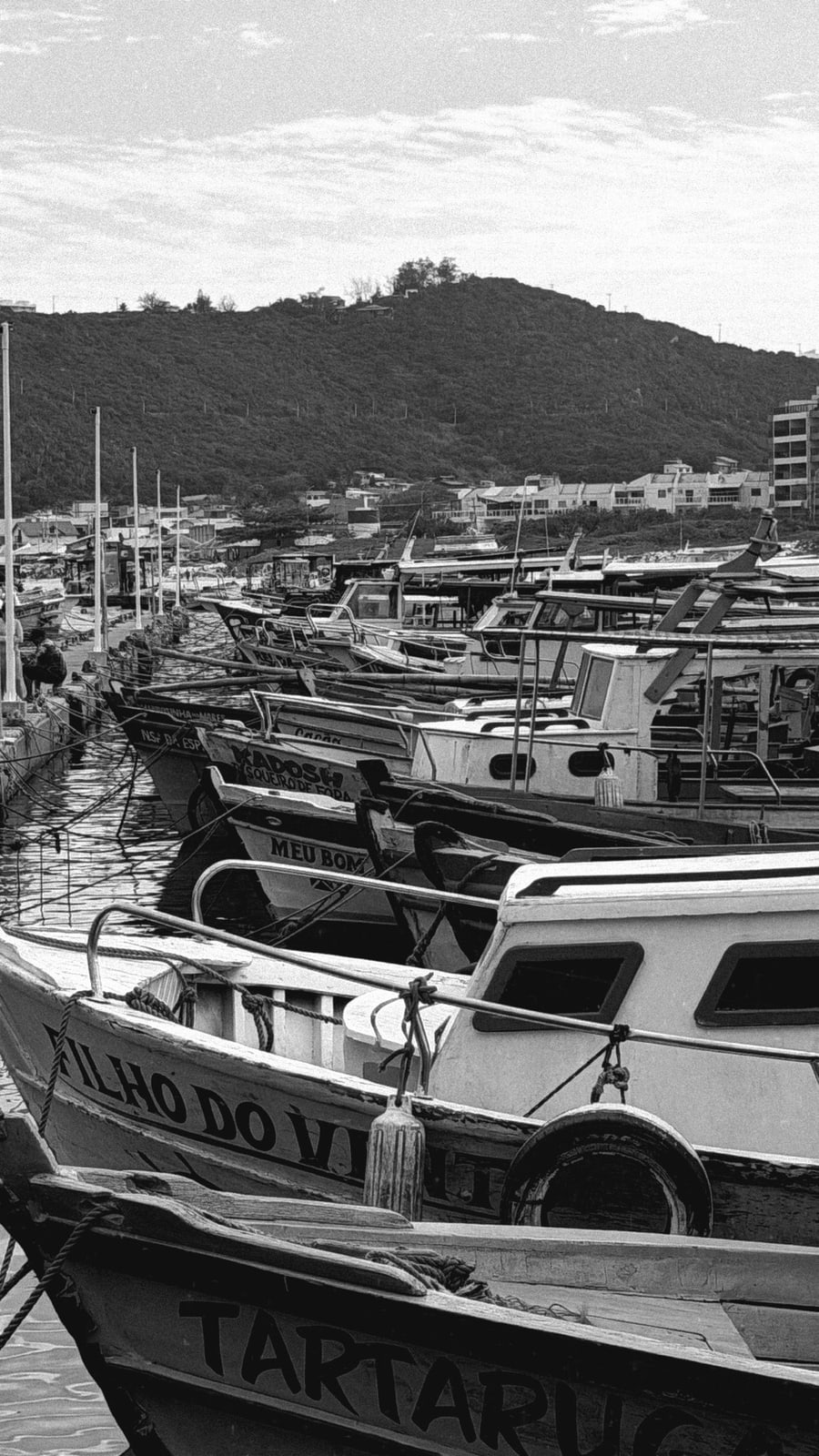 Barcos em imagem preto e branco