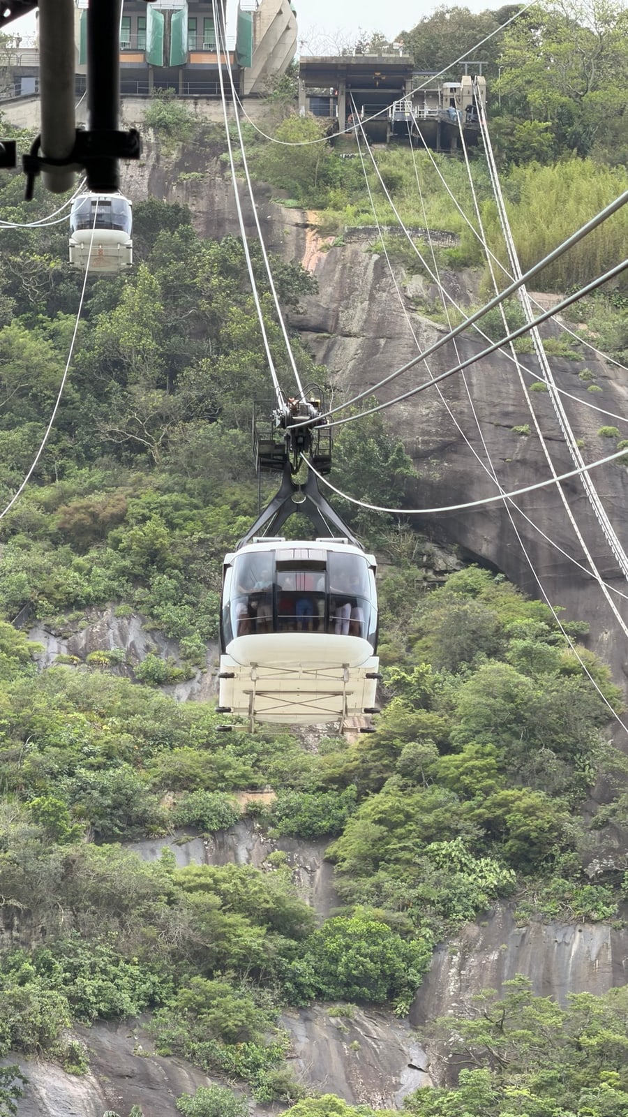 Bondinho atravessando o céu do Rio