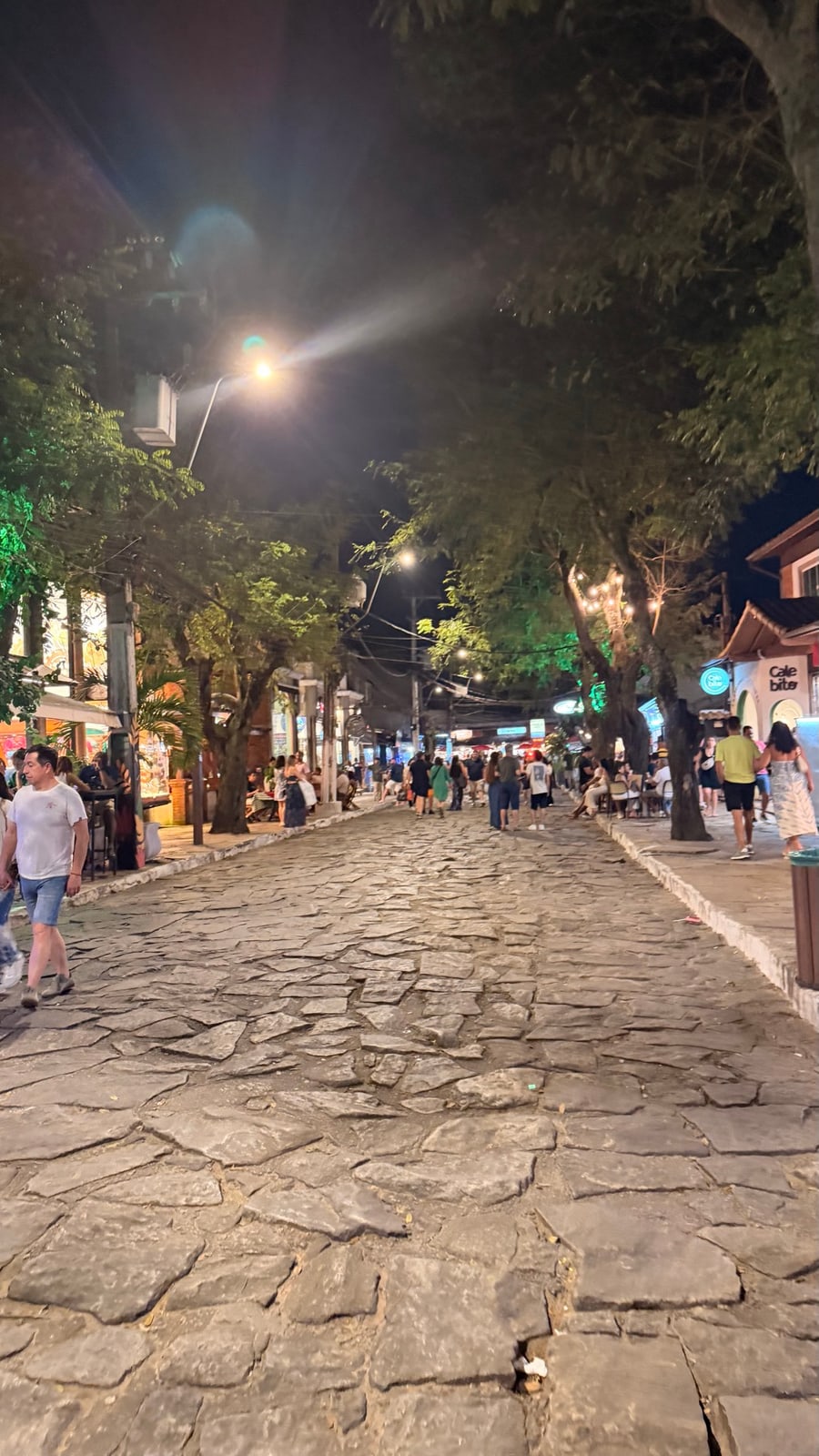 Rua de pedra iluminada à noite