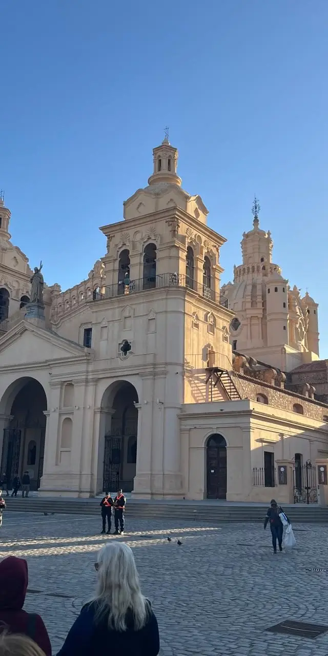Fachada da catedral historica de Cordoba, no Grand Tour Andino de maio de 2026.