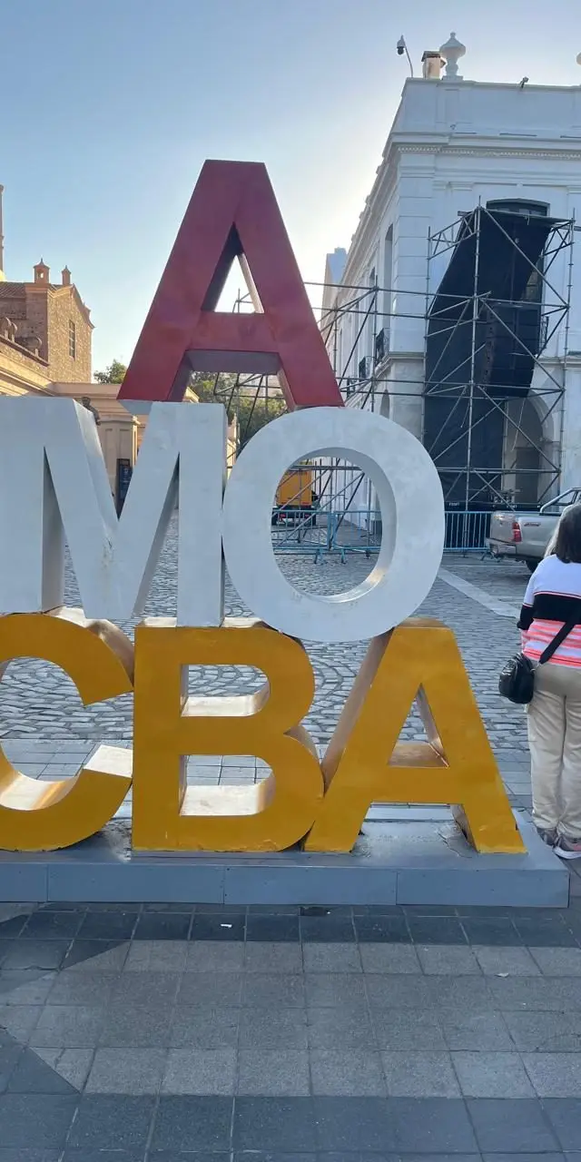 Praca historica de Cordoba, com a catedral ao fundo, no Grand Tour Andino de maio de 2026.