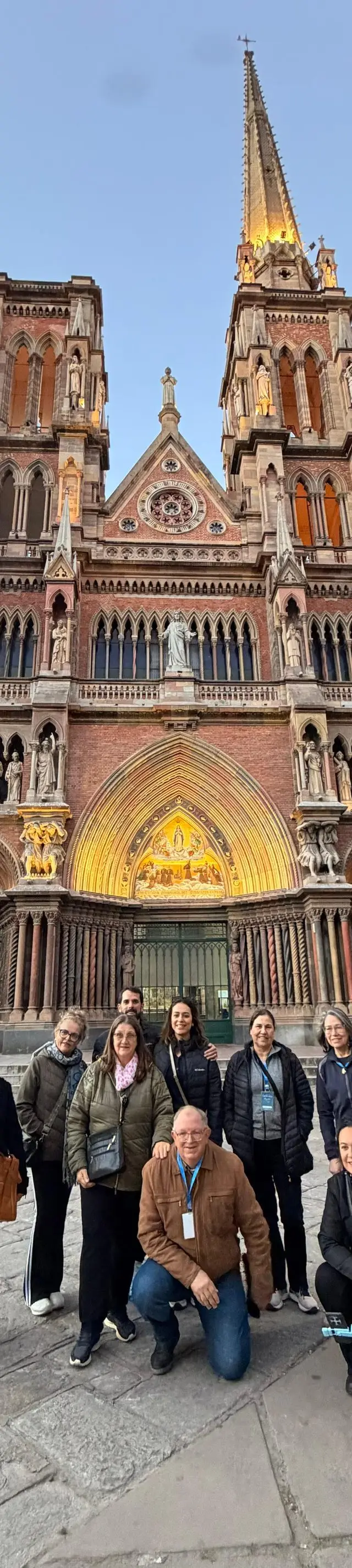Grand Tour Andino, grupo posa em frente a catedral, maio de 2026