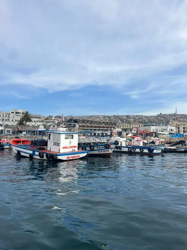 Valparaiso, barcos de pesca no porto na caravana Grand Tour Andino