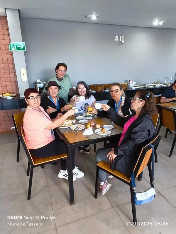 Café da manhã em grupo, na Caravana Caminhos de Luz, viagem espírita por Minas