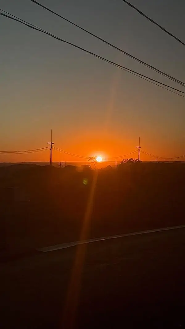 Pôr do sol visto da estrada, na Caravana Minas Espirita de julho de 2026