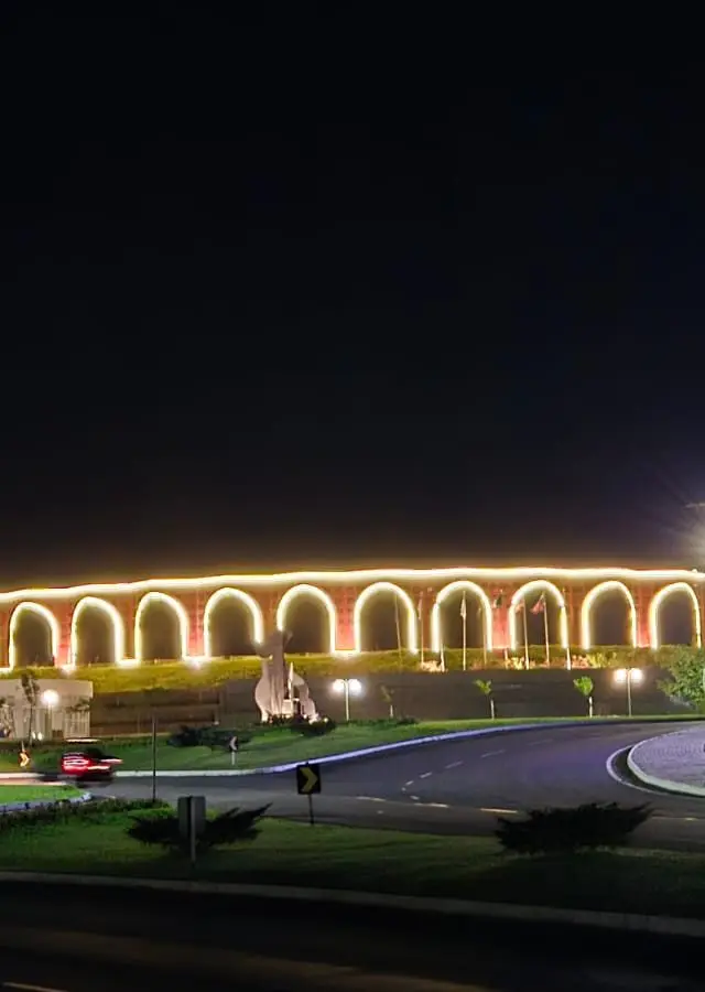 Resort Termas Romanas, arcos iluminados na entrada principal à noite