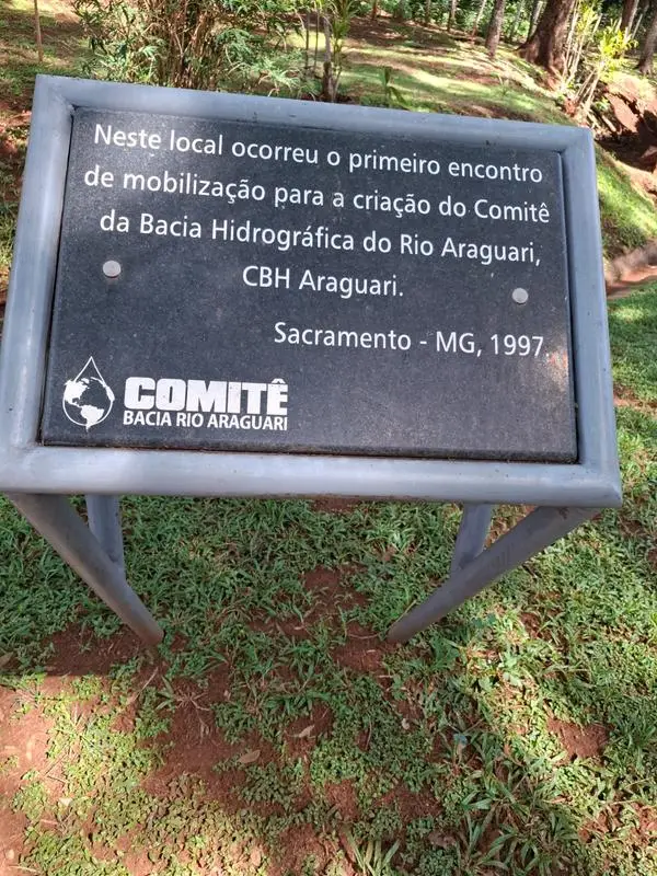 Placa historica em area verde da cidade, na Caravana Minas Espirita de novembro de 2025
