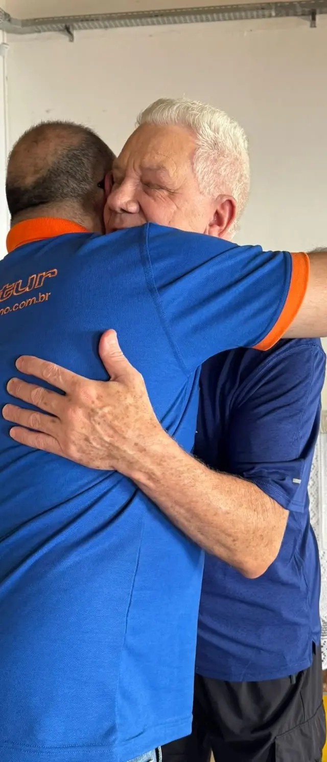 Duas pessoas abraçadas, momento de alegria e conexão