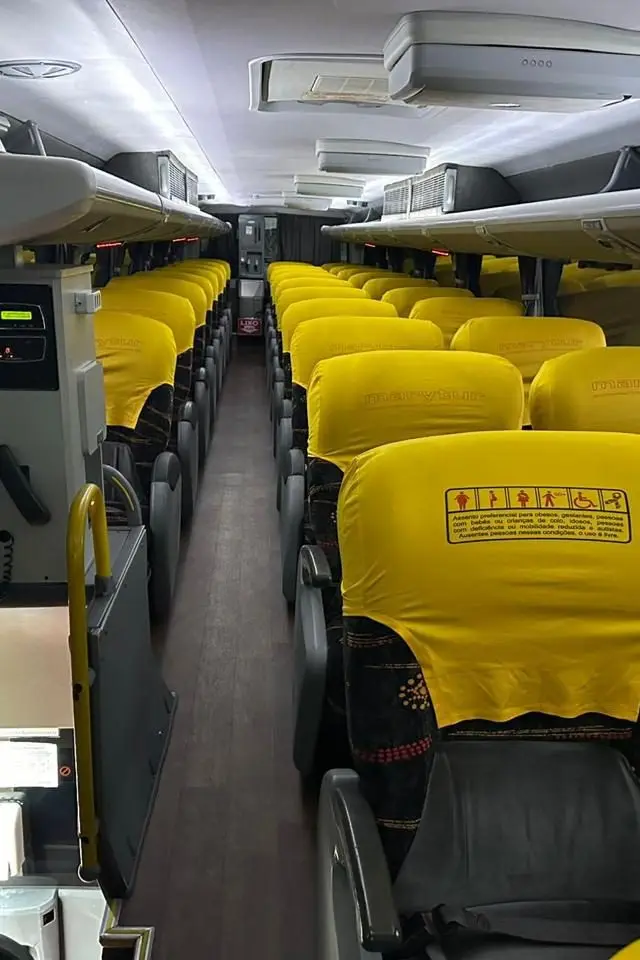 Poltronas do ônibus fretado para a caravana rumo a Aparecida e Frei Galvão