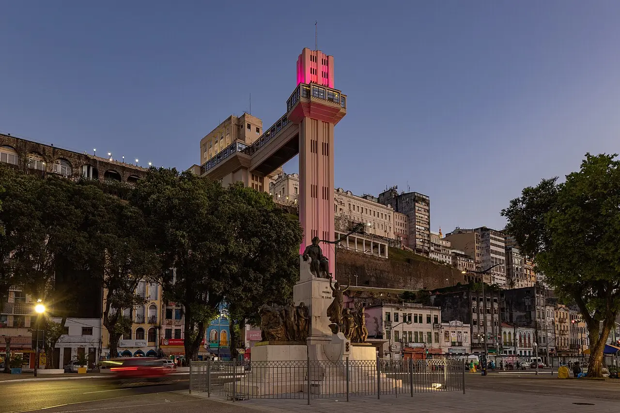 Vai ao centenário de Divaldo Franco em Salvador? Checklist de ingresso, idade mínima, reembolso e bagagem