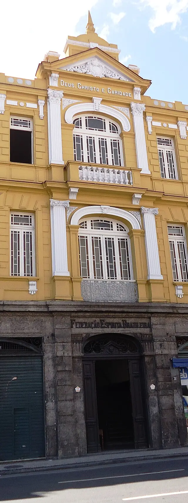 Passe espírita: o que a FEB orienta para quem aplica e para quem recebe