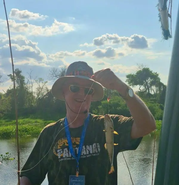Pescaria com camiseta da Fazenda San Francisco, na Caravana Pantanal de outubro de 2025.