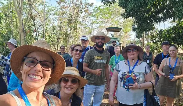 Selfie do grupo em trilha do Pantanal, na Caravana Pantanal de outubro de 2025.