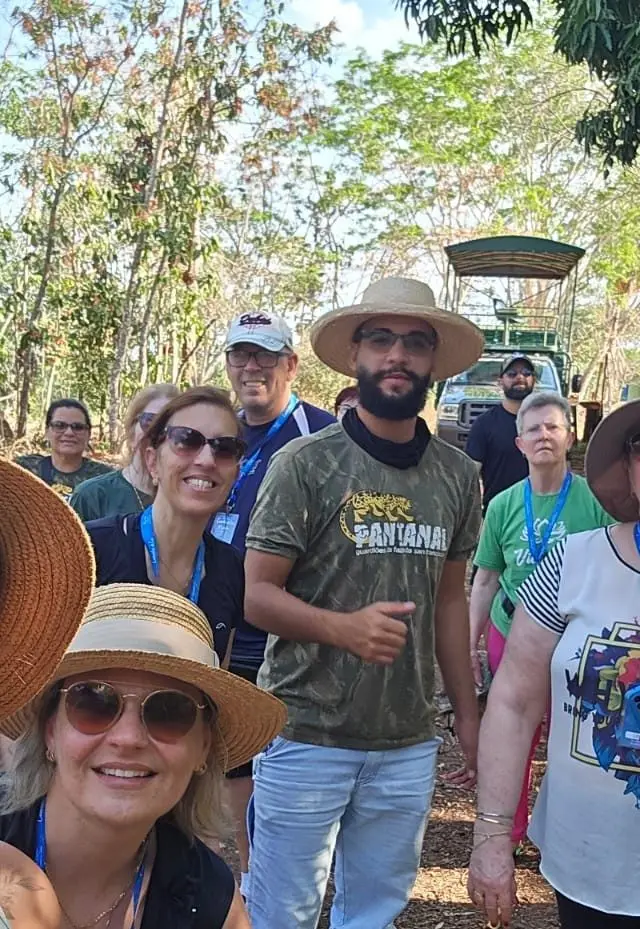 Selfie do grupo em trilha do Pantanal, na Caravana Pantanal de outubro de 2025.
