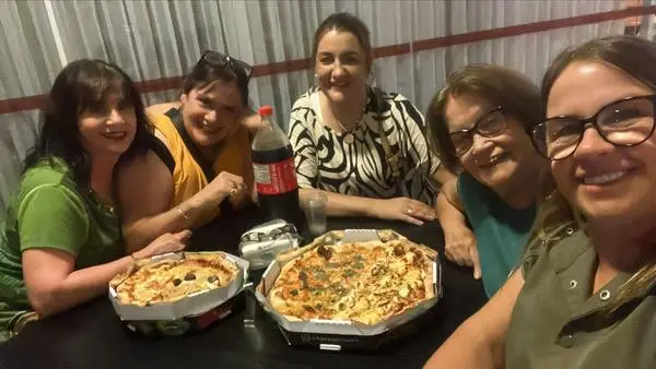 Caravana de abril de 2026 termina o dia com jantar entre viajantes