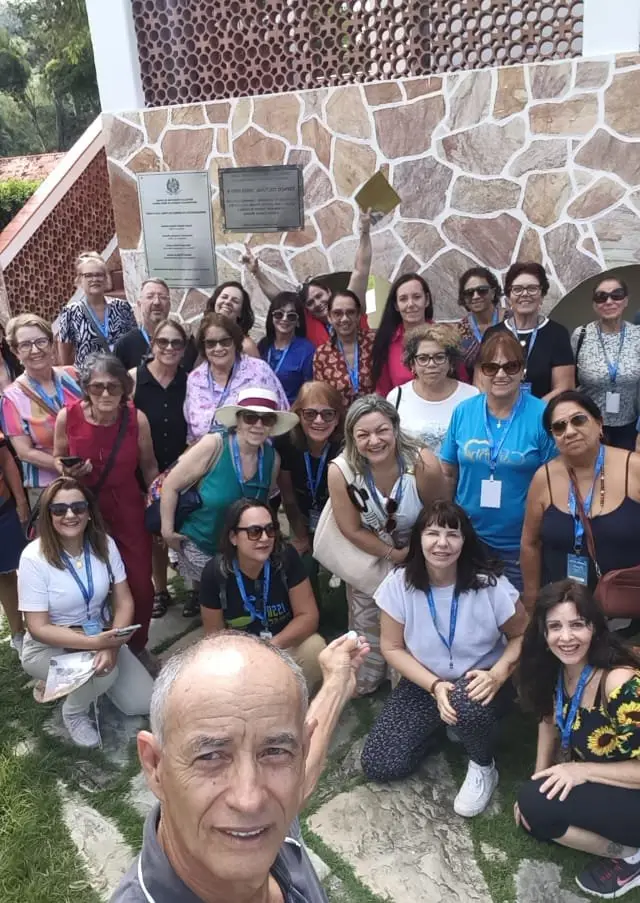 Grupo reunido em frente a casa colonial histórica em Diamantina