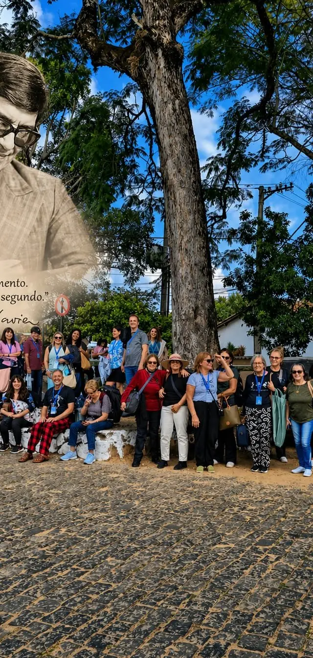Grupo reunido em frente a monumento histórico em pátio de pousada